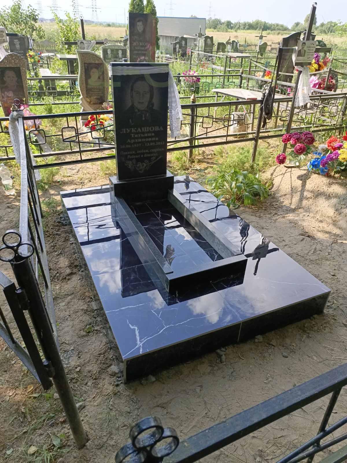памятник на могилу из гранита фото