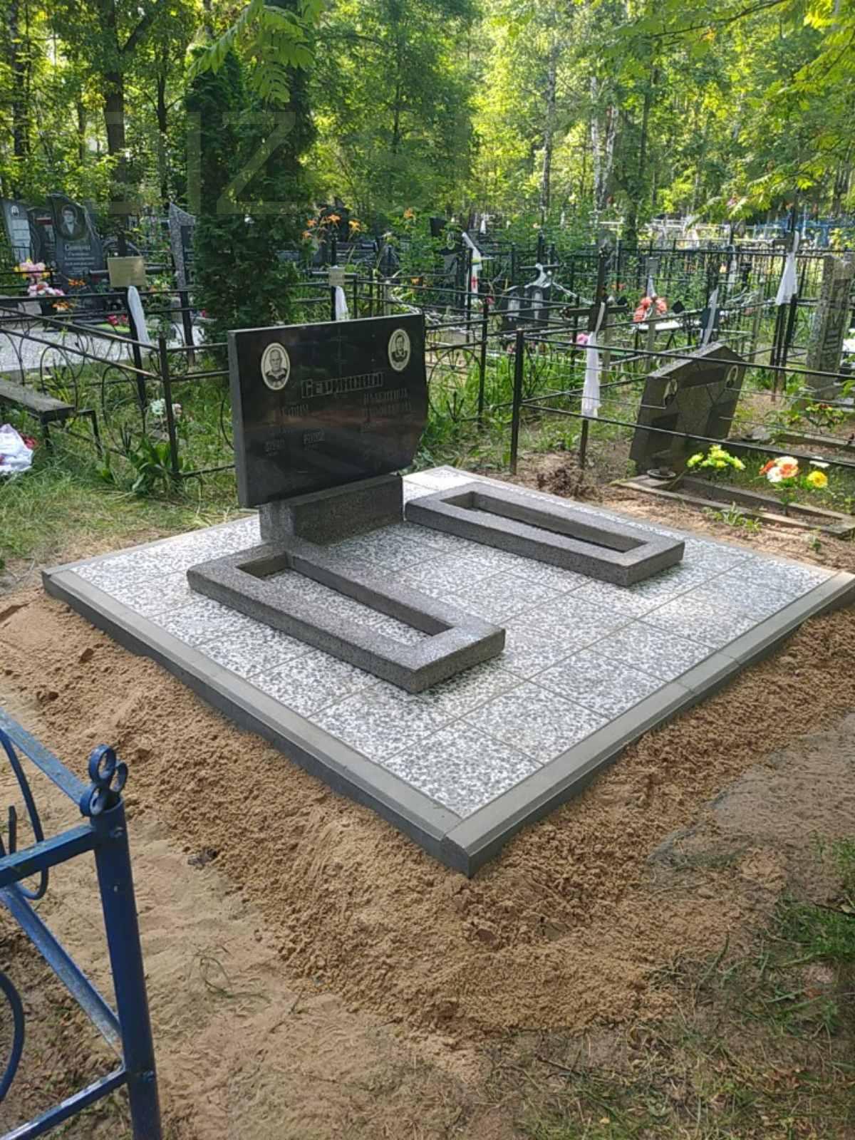 гранитный памятник на могилу